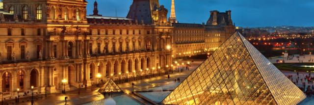 Cour Carrée du Musée du Louvre, Pyramide éclairée, Paris