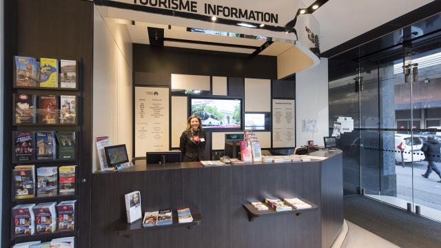 Point Information Tourisme Grand Magasin Galeries  Lafayette comptoir d'accueil avec agent d'accueil Sabrina MEDDAHI ALLOUCHE 2015